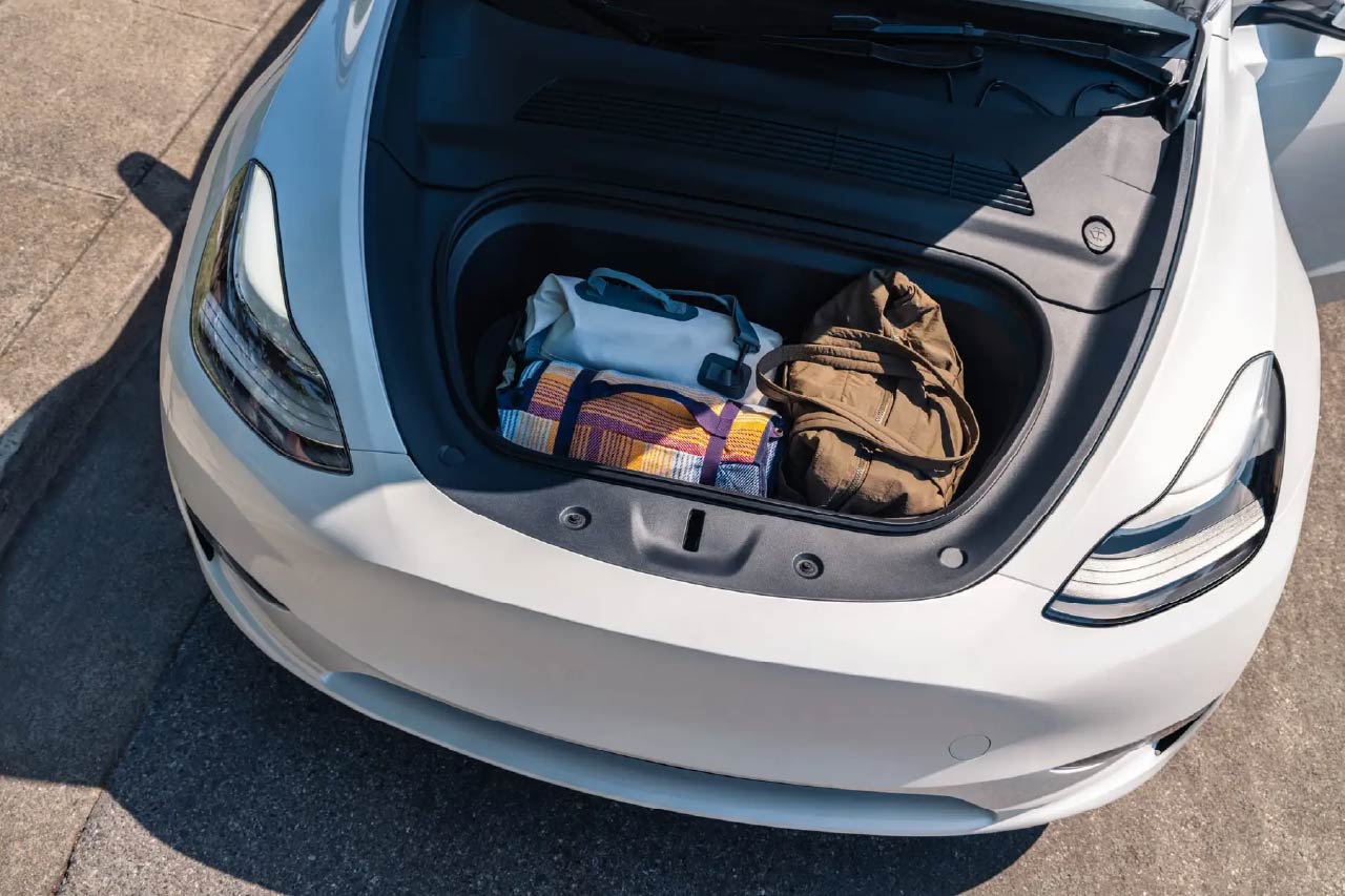 フロントとリヤ合わせて2100リッター以上という圧倒的な収納力を誇るモデルY