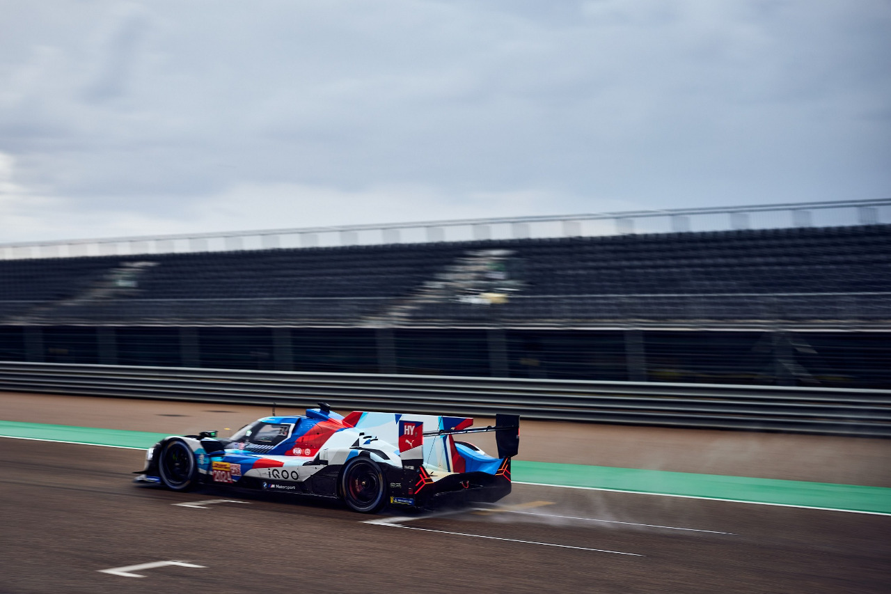 モーターランド・アラゴンでテストを行うBMW MチームWRTの『BMW MハイブリッドV8』