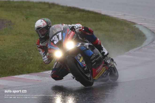 雨の中走るジェレミー・ガルノニ（BMW MOTORRAD WORLD ENDURANCE TEAM）／2023鈴鹿8耐テスト 1回目