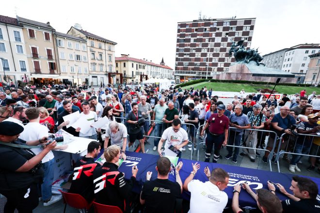 ダウンタウンで行われたファンイベントの様子