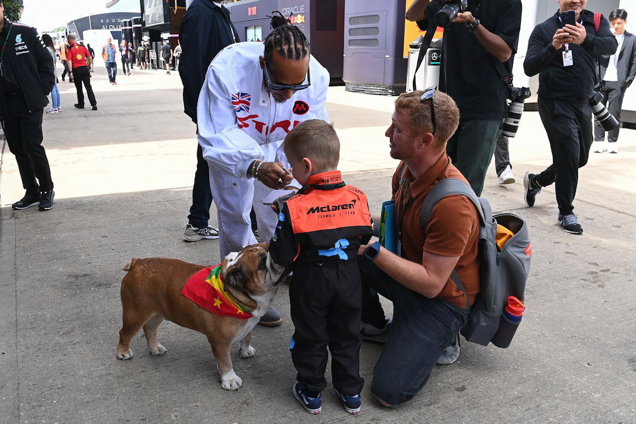 2023年F1第11戦イギリスGP　ルイス・ハミルトン（メルセデス）と愛犬ロスコーとファン