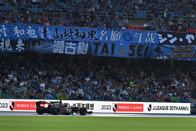 等々力競技場のトラックを駆け抜けるSF23