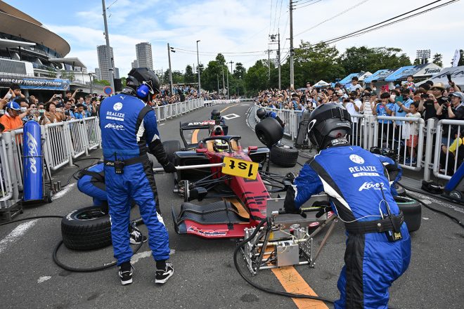 外周路走行後は、タイヤ交換作業も披露