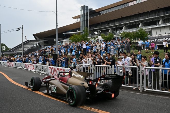 試合開始前には等々力競技場の外周路を走行しサポーターたちも熱心に走行を見つめる