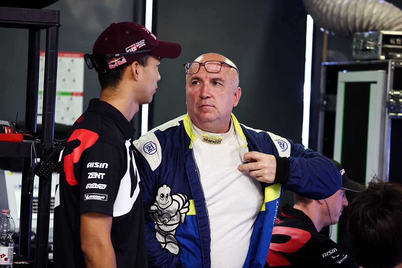 ミシュランのスタッフと話し込む平川亮