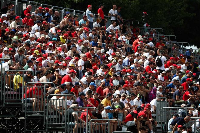 イタリアのモンツァ・サーキットに詰めかけた観衆