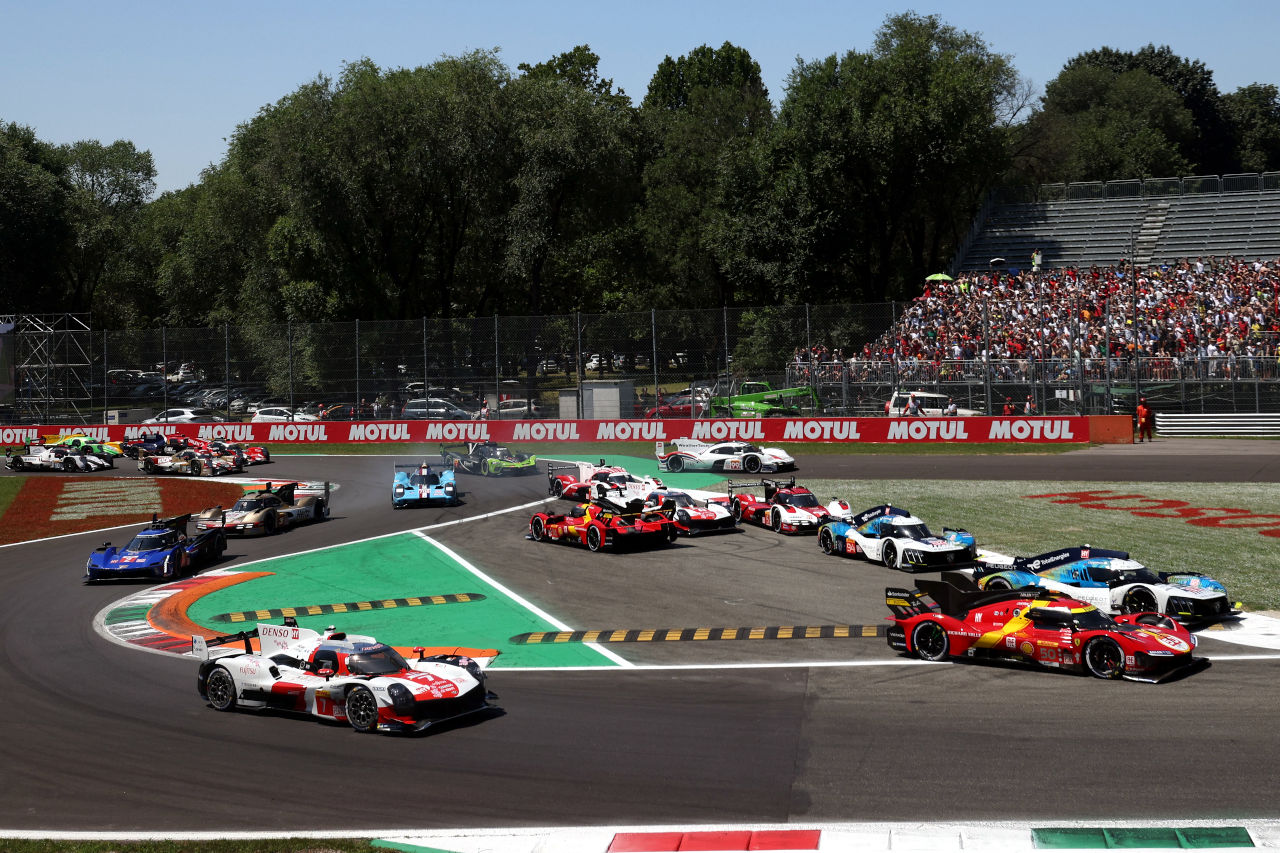 8号車トヨタGR010ハイブリッドと接触した51号車フェラーリ499Pがターン1でスピン。8号車には10秒加算ペナルティが科された