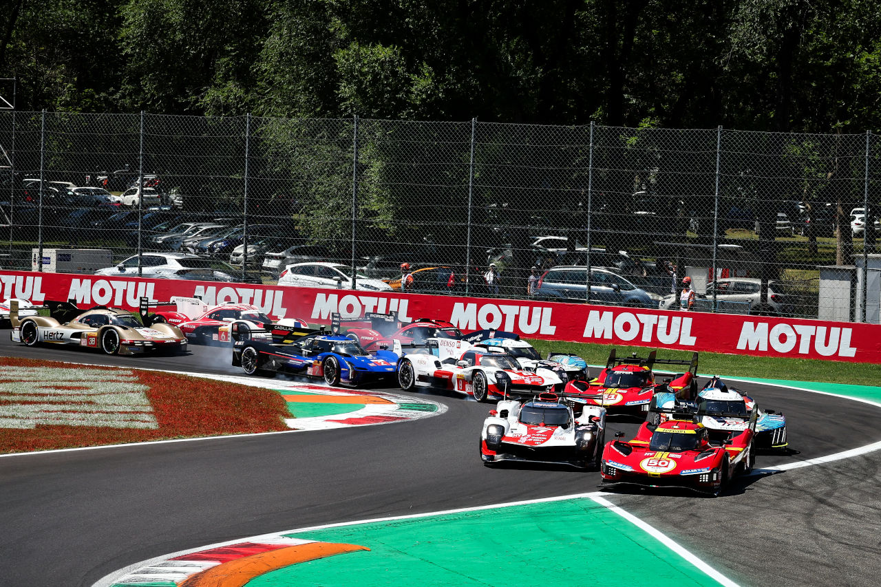 スタート直後の1コーナーになだれ込むハイパーカー　2023年WEC第5戦モンツァ6時間レース