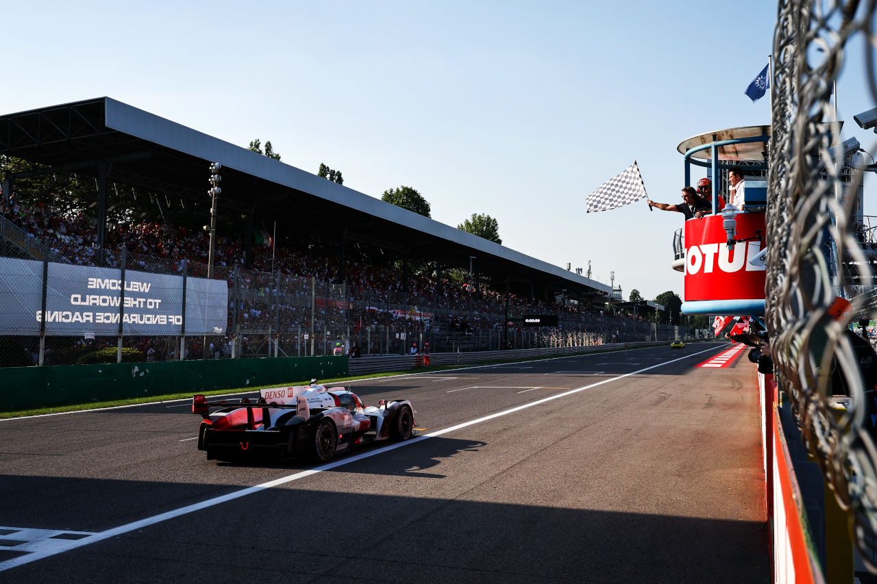 “敵地”モンツァでトップチェッカーを受けた7号車トヨタGR010ハイブリッド（TOYOTA GAZOO Racing）　2023年WEC第5戦モンツァ6時間レース