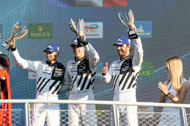 プジョー9X8で初めての表彰台を獲得したプジョー・トタルエナジーズ。左からミケル・イェンセン、ポール・ディ・レスタ、ジャン-エリック・ベルニュ