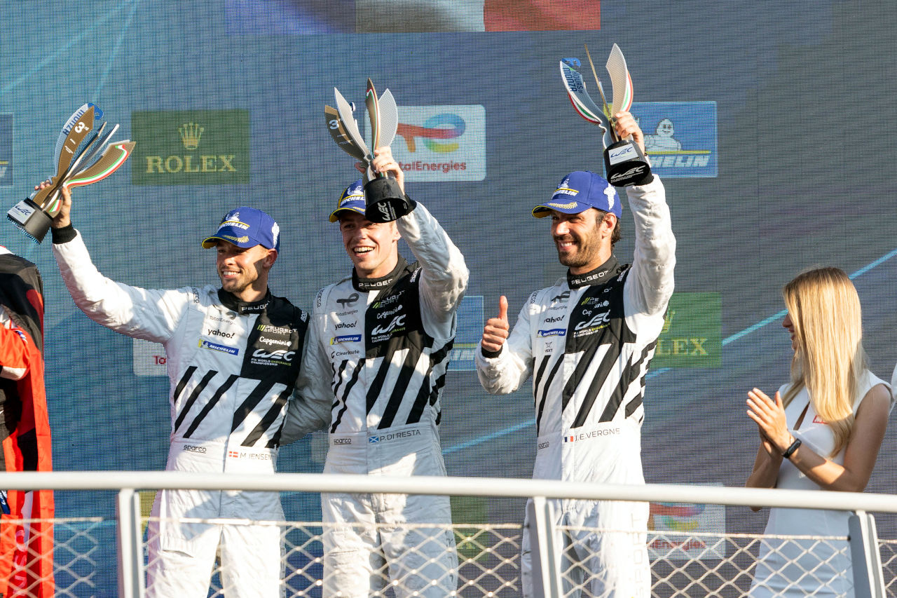 プジョー9X8で初めての表彰台を獲得したプジョー・トタルエナジーズ。左からミケル・イェンセン、ポール・ディ・レスタ、ジャン-エリック・ベルニュ