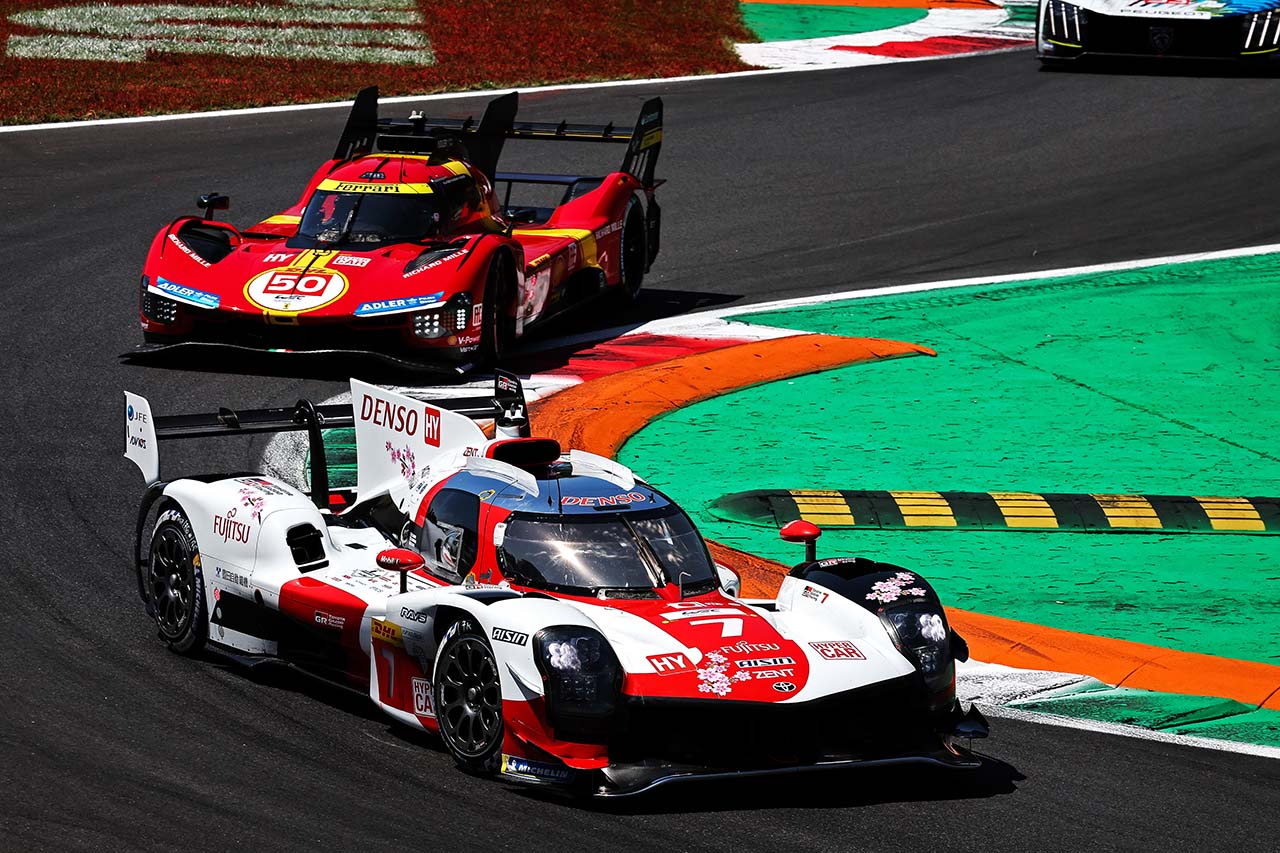 50号車フェラーリ499Pとトップを争う7号車トヨタGR010ハイブリッド　2023年WEC第5戦モンツァ