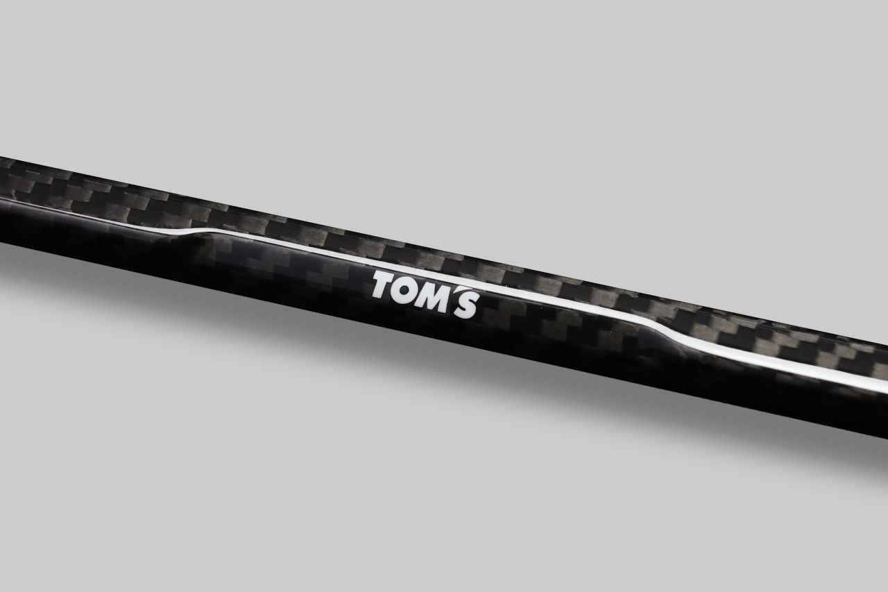 トムス・ドライカーボンナンバーフレーム　ロゴ拡大