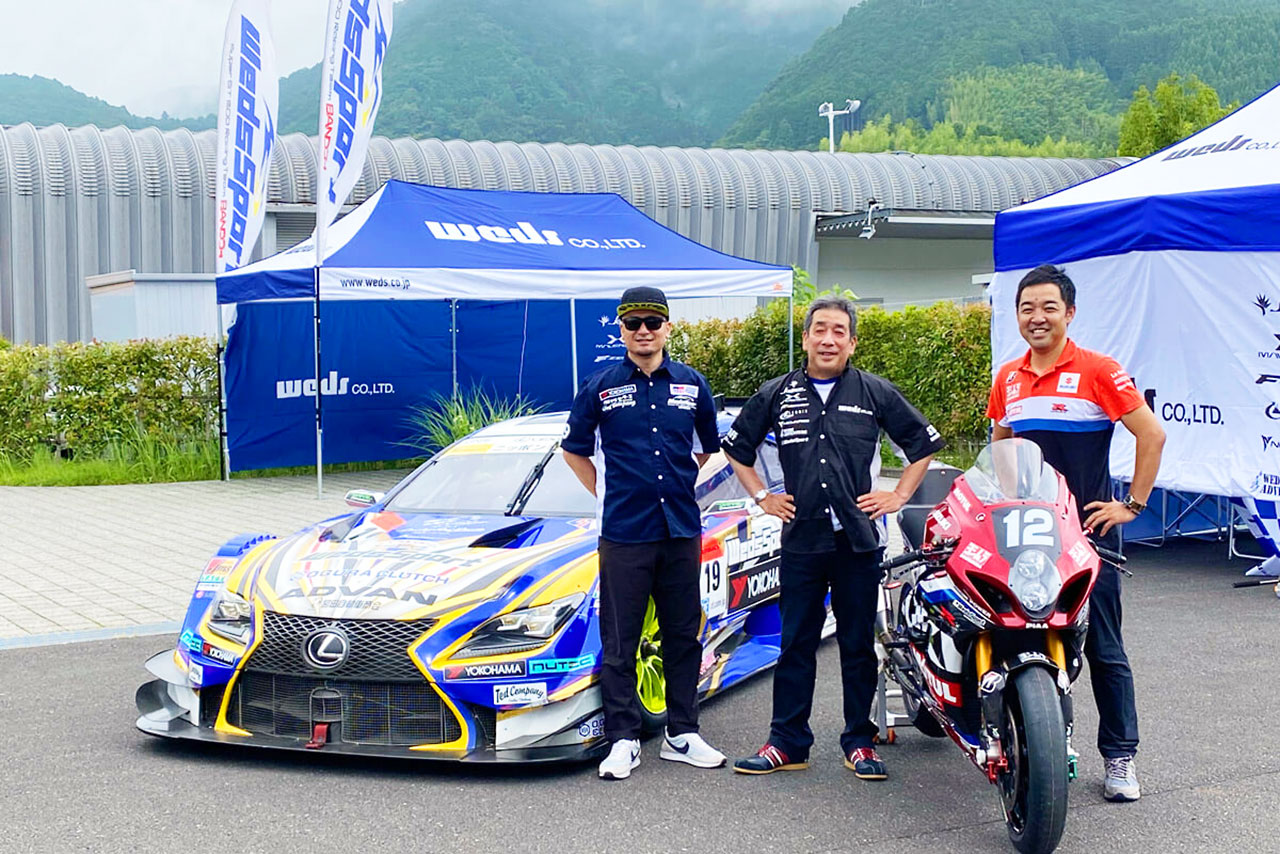 TGR TEAM WedsSport BANDOHの坂東正敬監督、ウェッズの石田純一代表取締役社長、ヨシムラSERT Motulの加藤陽平チームディレクター