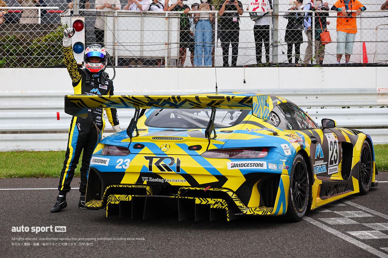 2023スーパー耐久第3戦SUGO　トップチェッカーを受けガッツポーズをみせる中山友貴