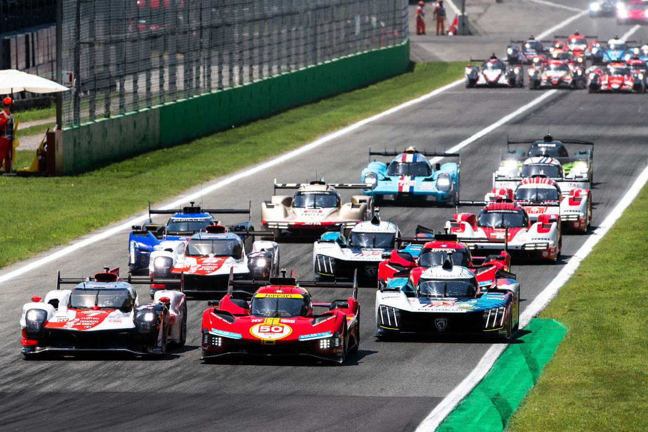 フロントロウからスタートした7号車トヨタGR010ハイブリッド（左：優勝）と50号車フェラーリ499P（中央：決勝2位）　2023年WEC第5戦モンツァ6時間レース