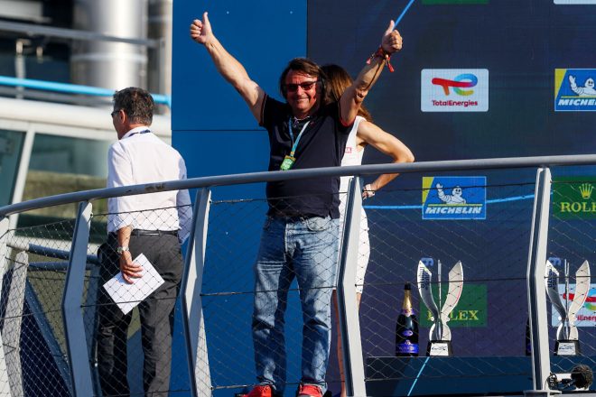 表彰式でトロフィーのプレゼンターを務めた元F1ドライバーのルネ・アルヌー