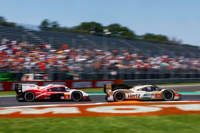 ワークスの6号車ポルシェ963（ポルシェ・ペンスキー・モータースポーツ）と、プライベーターの38号車ポルシェ963（ハーツ・チーム・JOTA）　2023年WEC第5戦モンツァ6時間レース