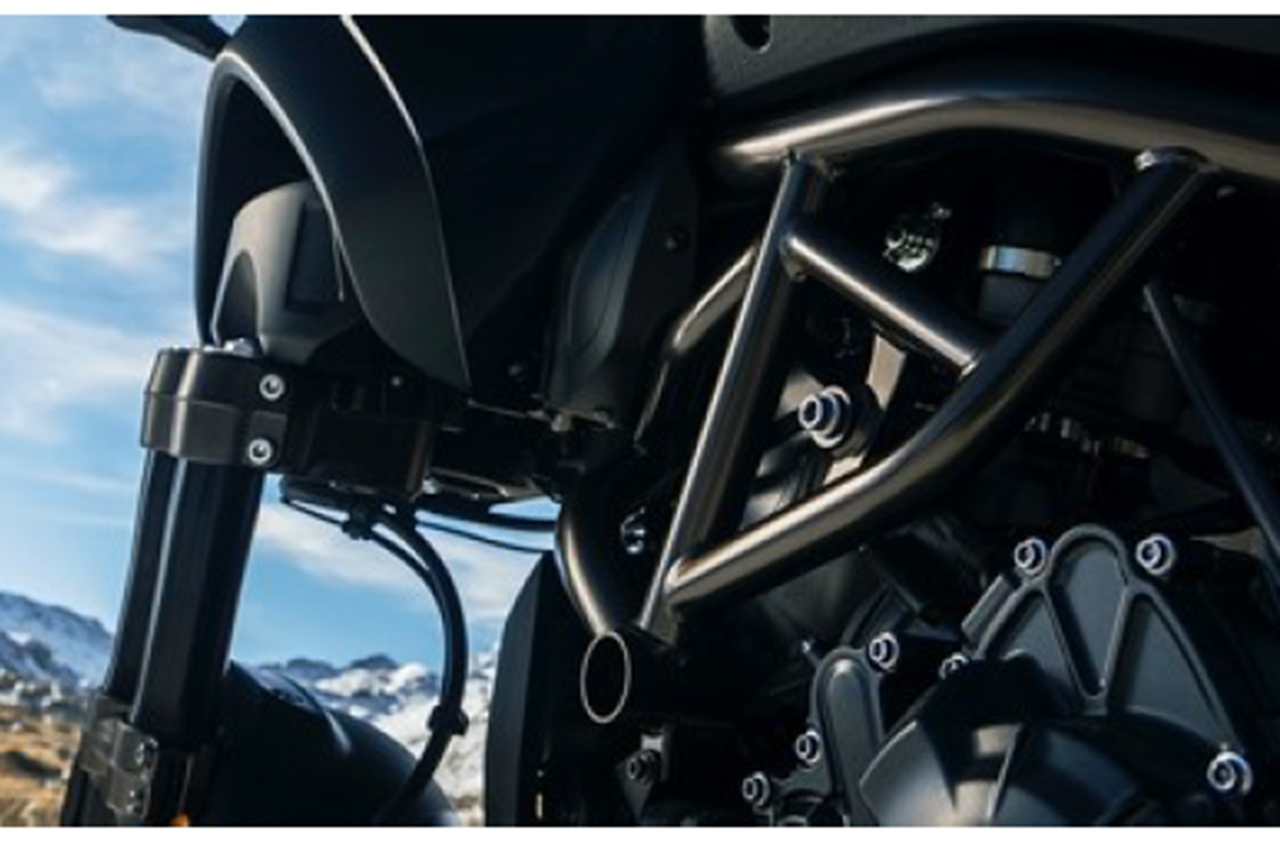 スポーティな操縦性を支える新設計ハイブリッドフレーム