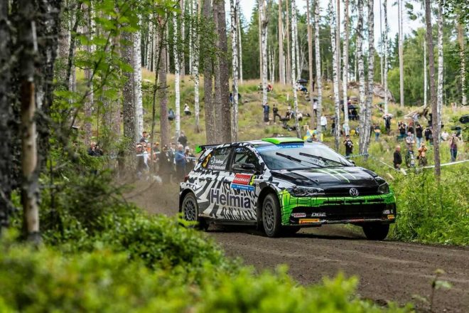初日午後はステアリング系の異変に苦しんだオリバー・ソルベルグ（フォルクスワーゲン・ポロGTI R5）だが、ラリーリーダーのまま最終日へ