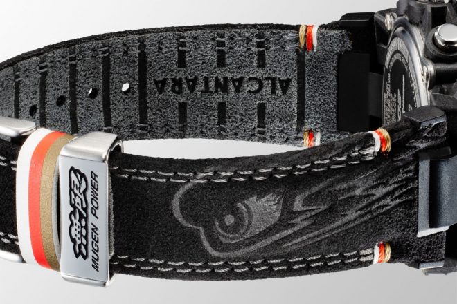 アルカンターラ製バンドには、無限のブランドロゴや同ブランドの象徴である“アイコマンダー”があしらわれた。