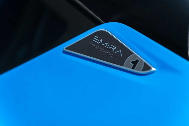 ロータス・エミーラ“i4ファーストエディション”のエンブレム