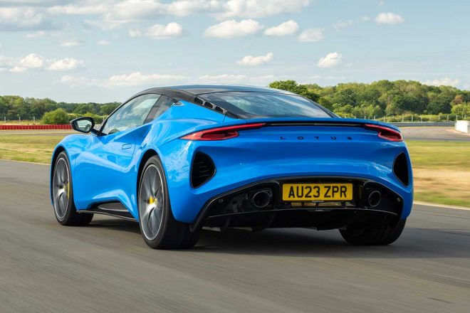 ロータス・エミーラ“i4ファーストエディション”（ブラックパック／リヤ）