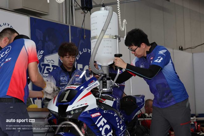F.C.C. TSR Honda Franceの給油作業