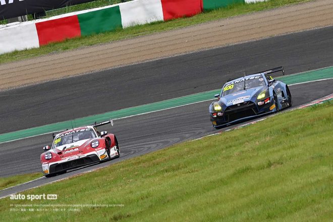 2023GTWCアジア第5戦鈴鹿　22周目の2コーナーで500号車GT-Rをかわしてトップに立った911号車ポルシェ