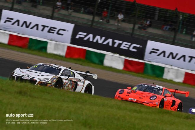 2023GTWCアジア第5戦鈴鹿　アウディスポーツ・アジア・チーム・アブソリュート11号車とポルシェセンター岡崎18号車の争い