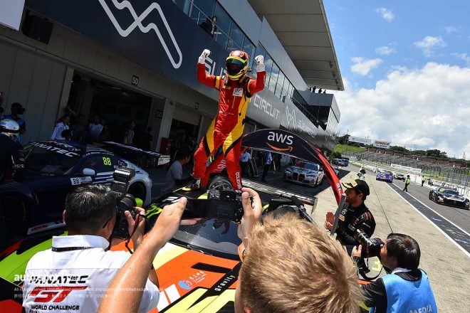 2023GTWCアジア第6戦鈴鹿　総合優勝を喜ぶアンソニー・シュウとダニエル・ジュンカデラ（クラフト・バンブー・レーシング）