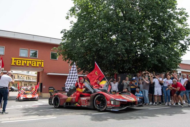 ル・マンでの優勝後、イタリア・マラネロで凱旋バレードを行ったフェラーリ499P