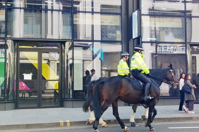 ポリスが馬で散歩（？）している光景に遭遇。周りは当たり前にクルマが通過している都心の道路