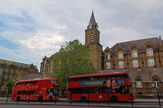 ロンドンならではの赤い2階建てバス。2階の座席は眺めがいい……ちょっと酔うけど