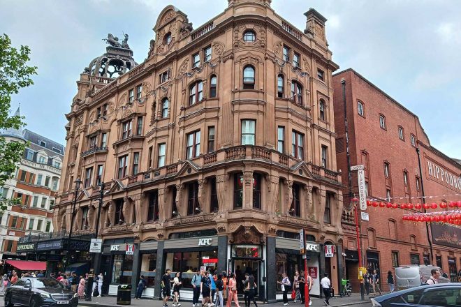 歴史がありそうな建物の1階はケンタッキー。こういう光景、ロンドンでは珍しくない