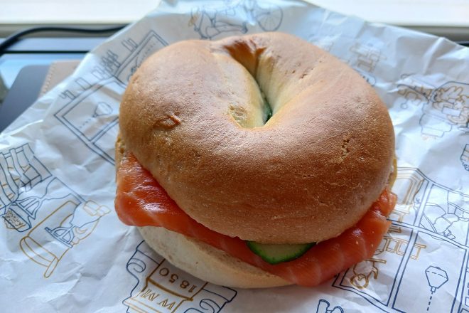 お気に入りになったサーモンとクリームチーズのベーグルサンド。3.95ポンド