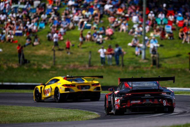 3号車シボレー・コルベットC8.R GTD（コルベット・レーシング）と9号車ポルシェ911 GT3 R（パフ・モータースポーツ）　2023年IMSA第7戦ライムロック・パーク
