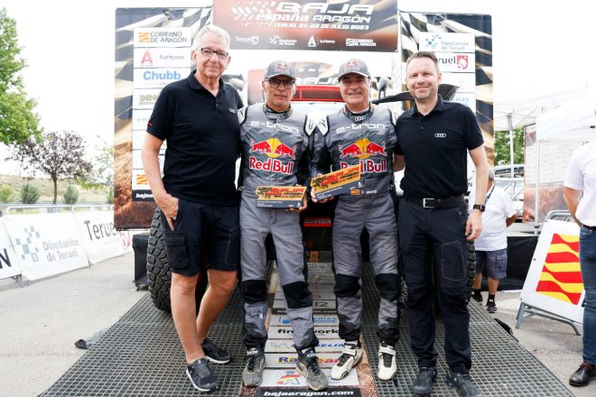 左からスヴェン・クヴァント（Qモータースポーツ代表）、エドゥアール・ブーランジェ、ステファン ペテランセル、ロルフ・ミヒェル（アウディ・モータースポーツ責任者）　2023バハ・アラゴン・ラリー