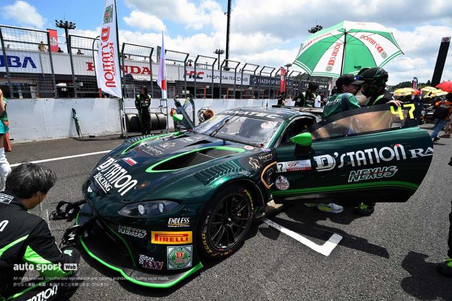 15番グリッドで第8戦のスタートを待つDステーション・レーシングの47号車アストンマーティン・バンテージAMR GT3