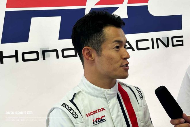 取材に応える山本尚貴の表情からもシビック・タイプR-GT初走行の充実ぶりが伺える