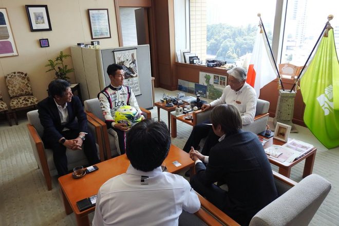 栃木県知事を表敬訪問したJRP近藤真彦会長、山本尚貴（TCS NAKAJIMA RACING）ら