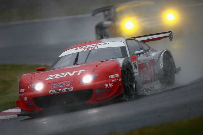 2005年スーパーGT第8戦鈴鹿　GT500クラスチャンピオンを獲得したZENTセルモスープラ（立川祐路／高木虎之介）