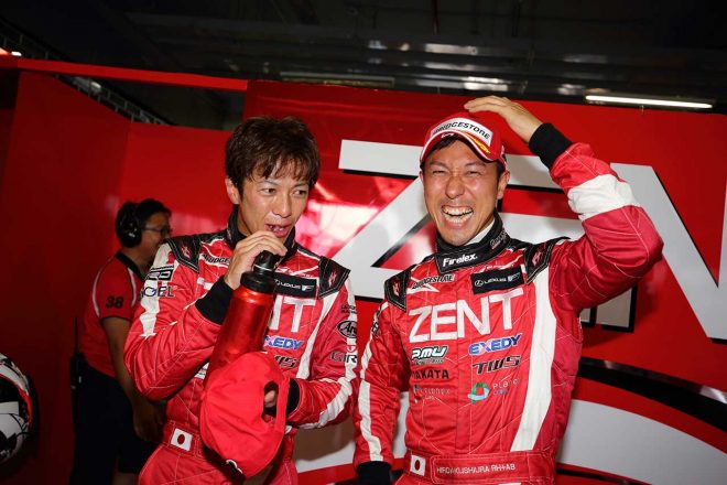 2015年スーパーGT第3戦タイ　GT500ポールポジションを喜ぶ立川祐路と石浦宏明（ZENT CERUMO RC F）