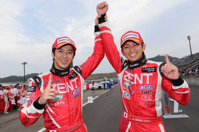 2013年スーパーGT GT500クラス王者に輝いた立川祐路と平手晃平（ZENT CERUMO SC430）