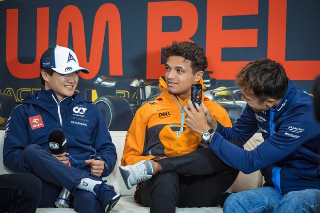 2023年F1第13戦ベルギーGP　アレクサンダー・アルボンにキャップを被らされ写真撮影される角田裕毅。間に挟まれるランド・ノリス