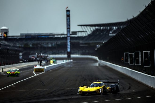 テストでインディアナポリス・モーター・スピードウェイを走行する01号車キャデラックVシリーズ.R