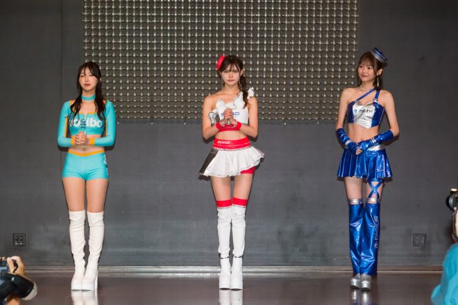 グランプリ発表を待つ新人部門受賞者3人