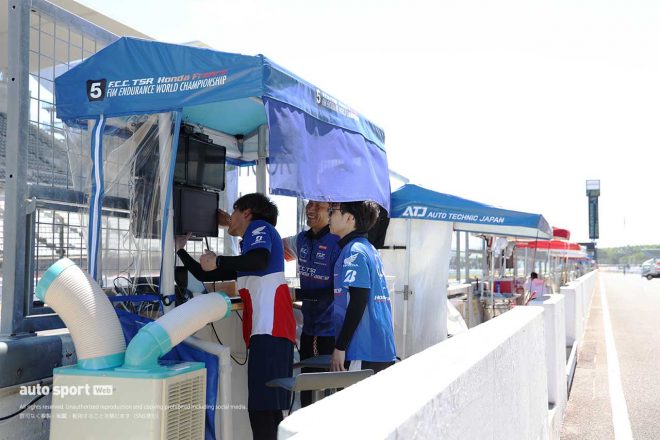 サインガードエリアを組み立てるF.C.C. TSR Honda France／2023鈴鹿8耐 搬入日