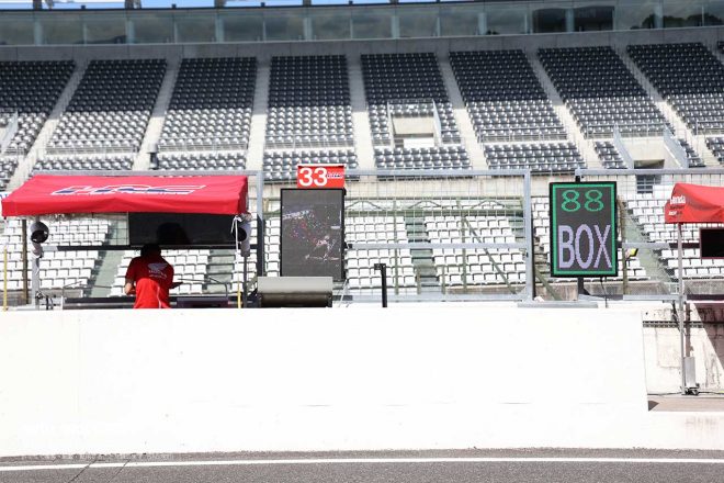 Team HRCとHonda Asia-Dream Racing with SHOWAの電光掲示板／2023鈴鹿8耐 搬入日