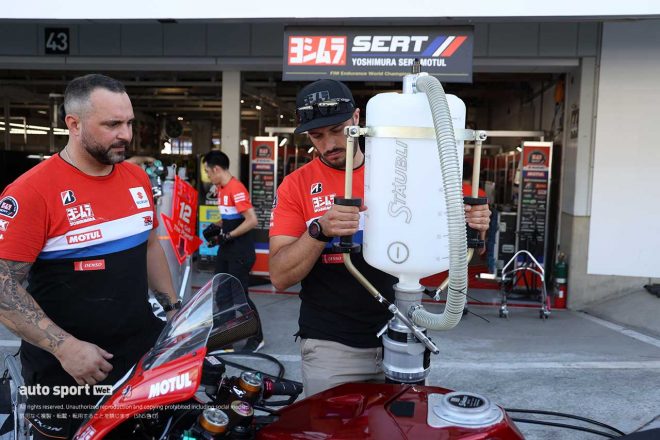 2023鈴鹿8耐：給油を試すエティエンヌ・マッソン（ヨシムラSERT Motul）